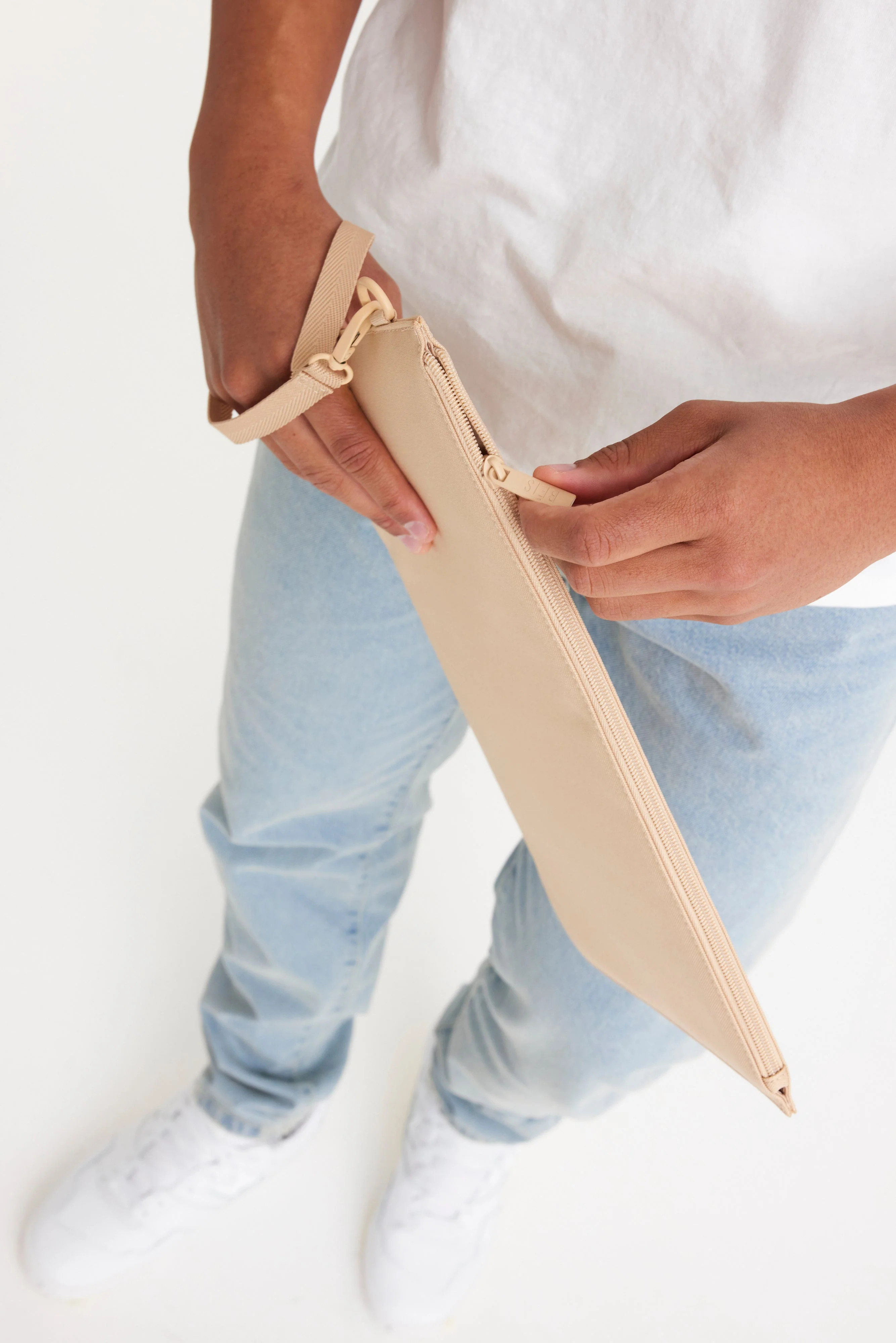 Resale The BÉISics Laptop Pouch in Beige - Image 5