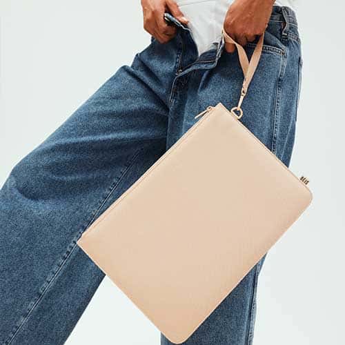 Resale The BÉISics Laptop Pouch in Beige - Image 7