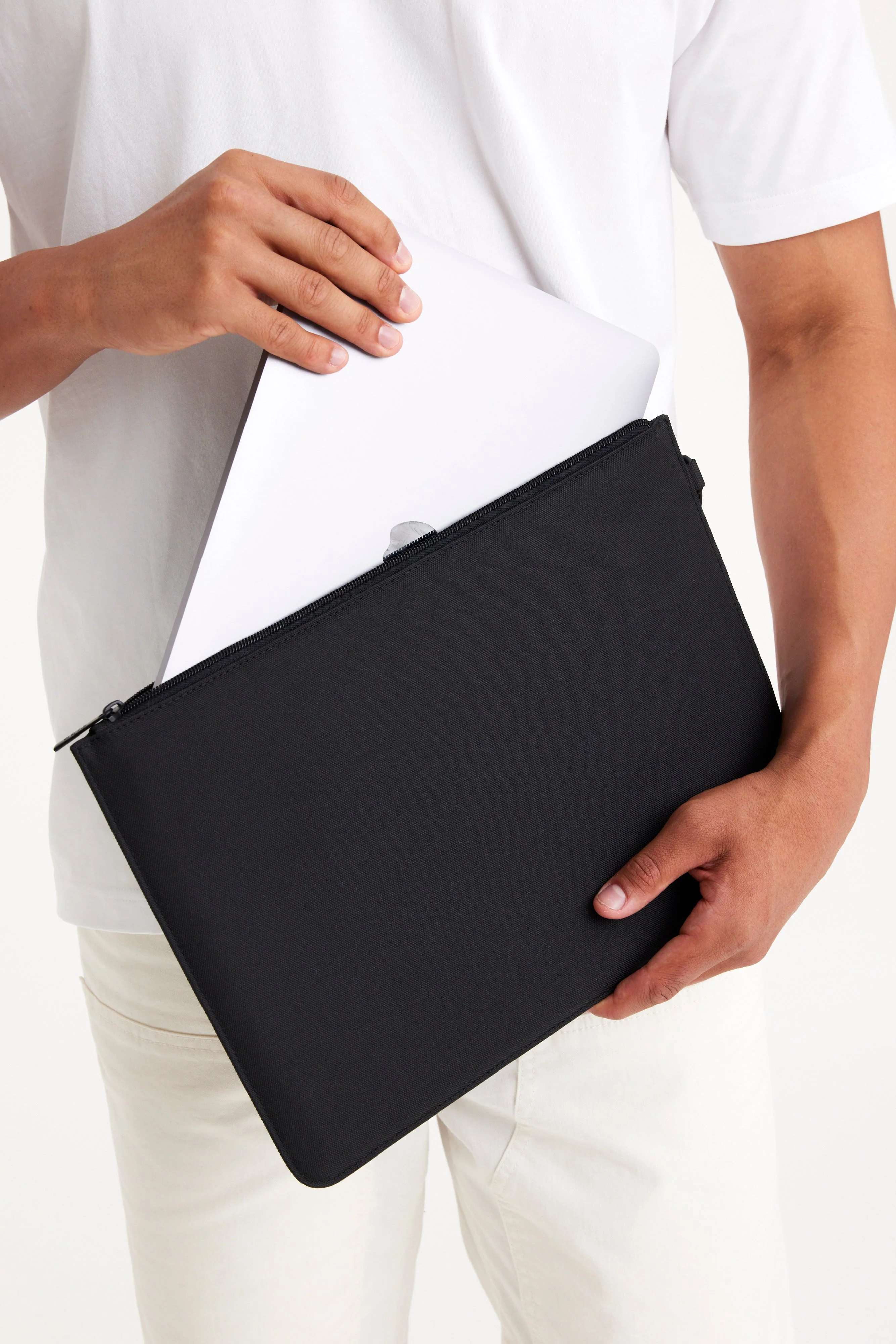 Resale The BÉISics Laptop Pouch in Black - Image 3