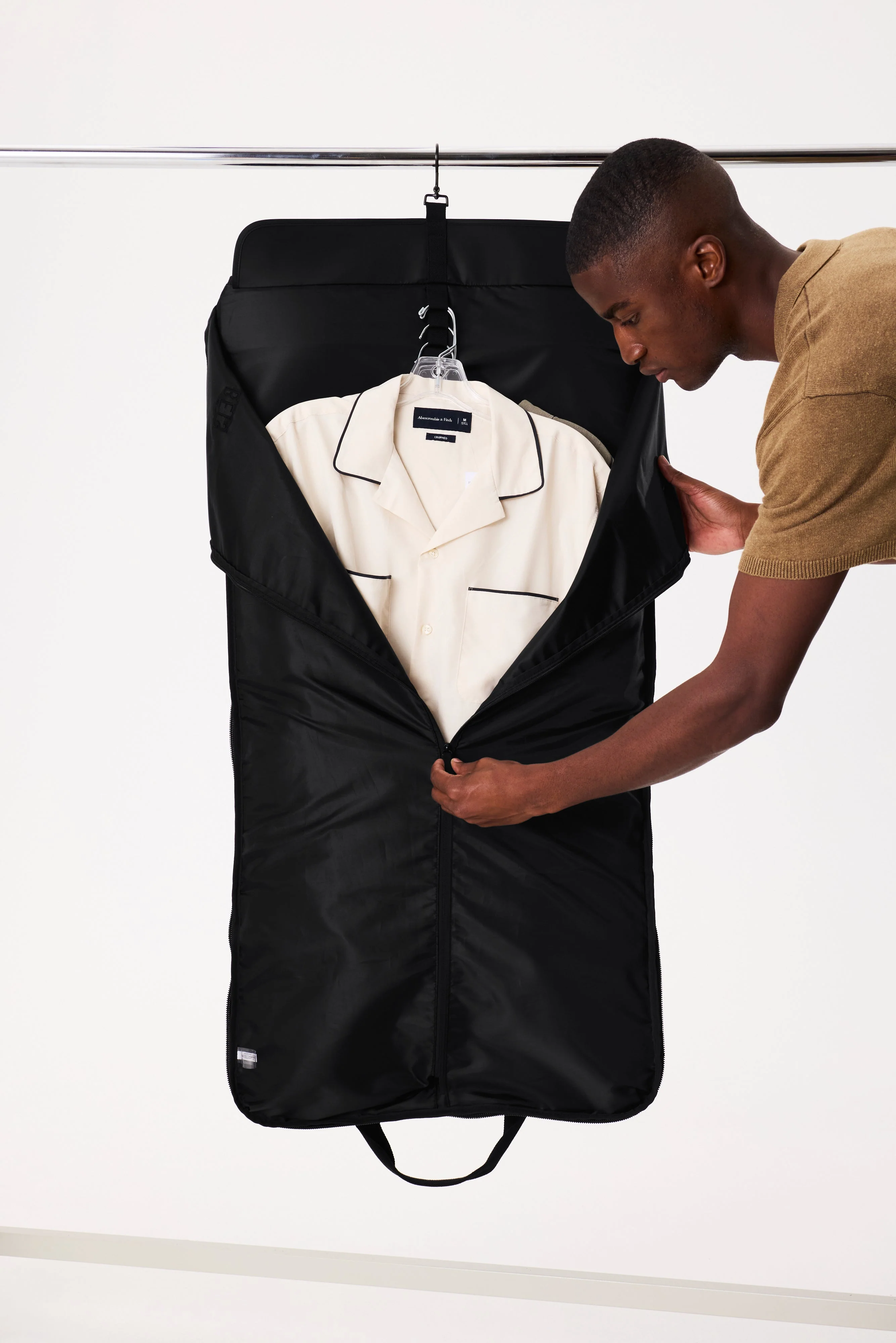 Resale The Garment Duffle Bag in Black - Image 6