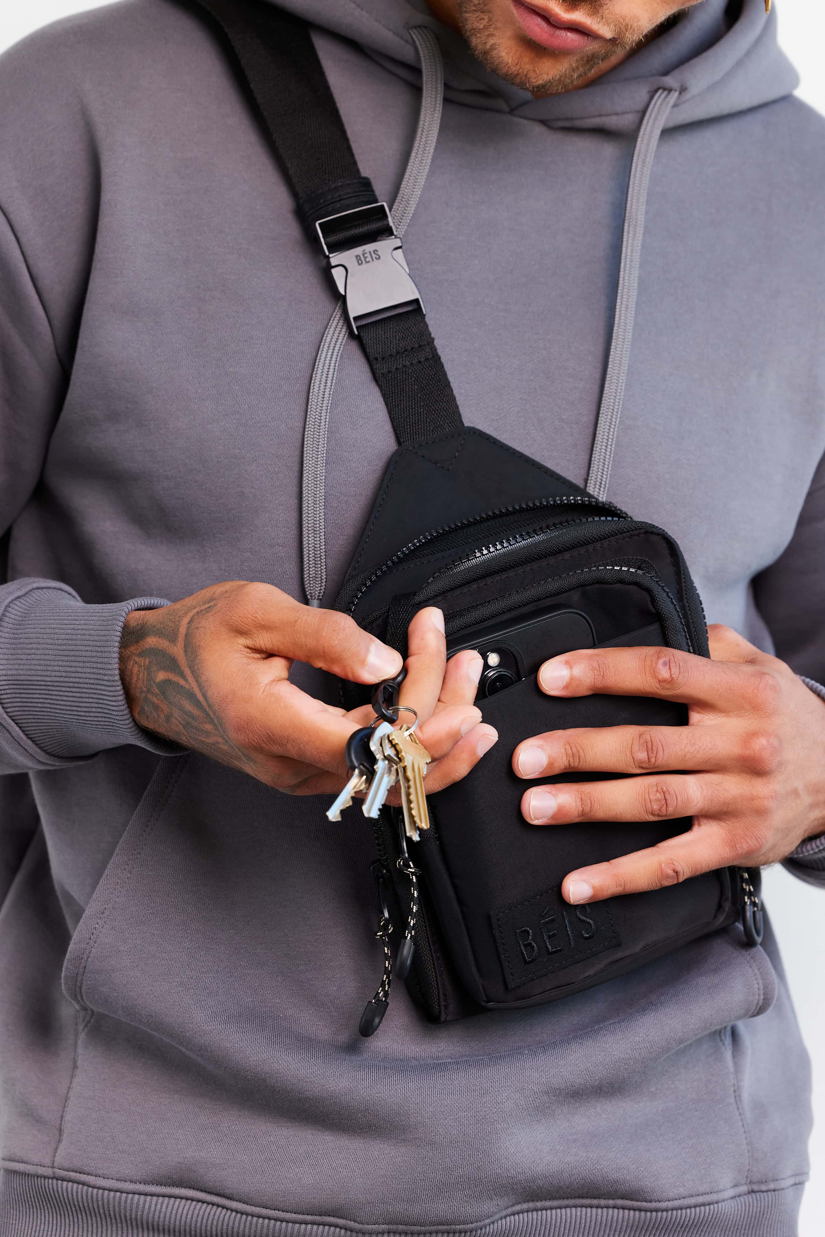 Resale The Sport Sling in Black - Image 6