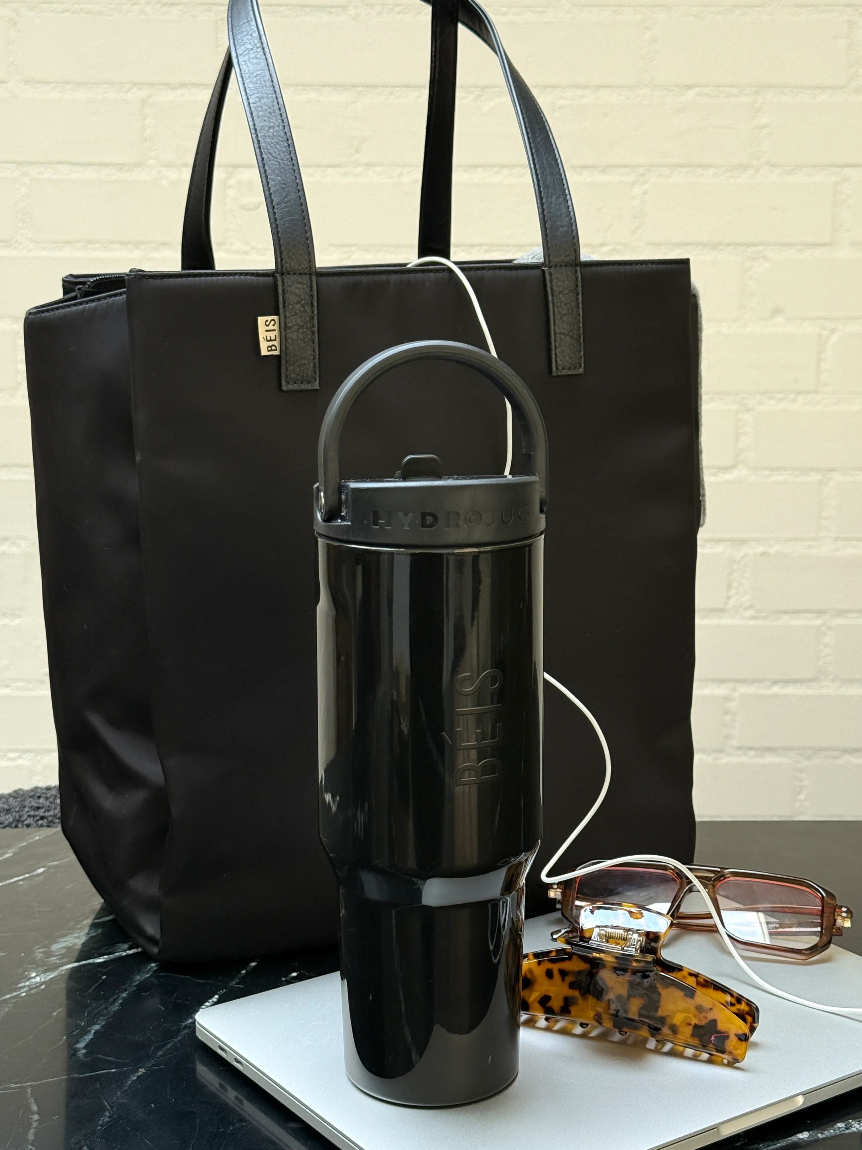 The BÉIS x Hydrojug Travel Water Bottle in Black - Image 2